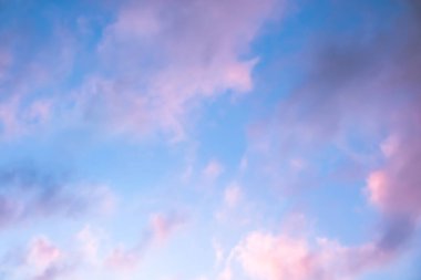 Gökyüzünde renkli günbatımı bulutları, doğanın arka planı bulutlu cennet