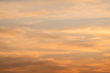 Gökyüzünde renkli günbatımı bulutları, doğanın arka planı bulutlu cennet