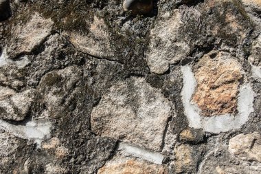 Yıpranmış gri kaya duvarları, iyi dokuları var.