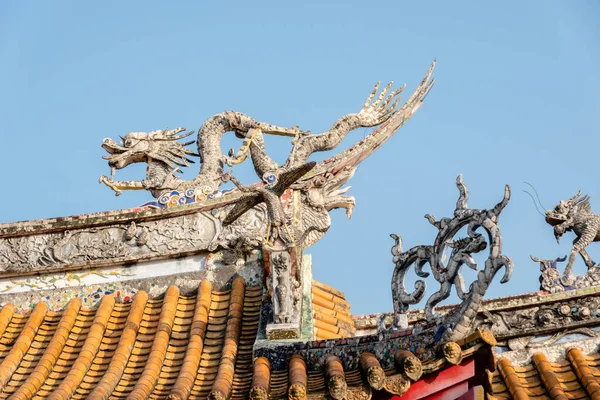 Decoração Escultura Colorida Telhado Templo Chinês Sob Céu Azul — Fotografia de Stock