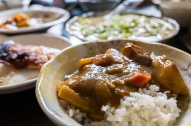 Evde evde ev yapımı körili pirinç yemeği.