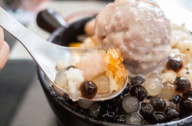 Renkli tatlı ve buzlu dondurma yemek, ünlü Tayvan atıştırmalıkları. 