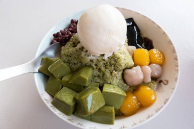 Renkli tatlı ve buzlu dondurma yemek, ünlü Tayvan atıştırmalıkları.