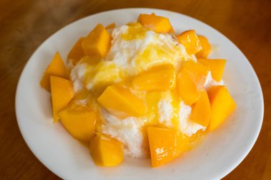 Tayvan 'da ünlü Tayvan aperatifleri ve renkli tatlı ile kesilmiş buz yemek.