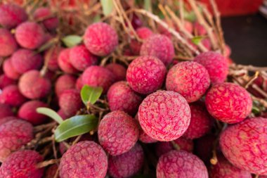 Tayvan 'daki geleneksel pazar yerinde olgunlaşmış liçi yığınları