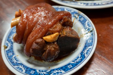 Tayvan usulü domuz ayağı, restoranda geleneksel yemek.