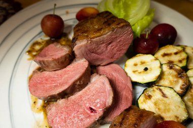 Evde bir tabakta dilimlenmiş biftek