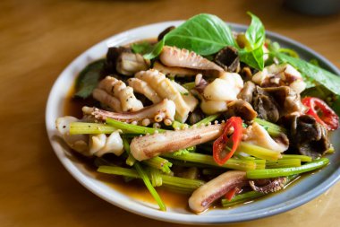 Sebzeli sotelenmiş mürekkep balığı masanın üstünde.