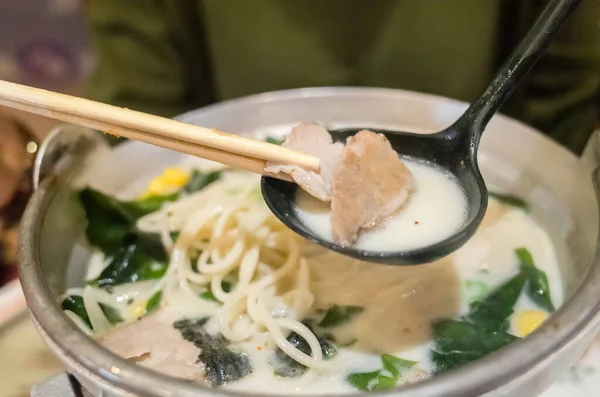 Mulher Comer Uma Tigela Ramen Tonkotsu Restaurante — Fotografia de Stock