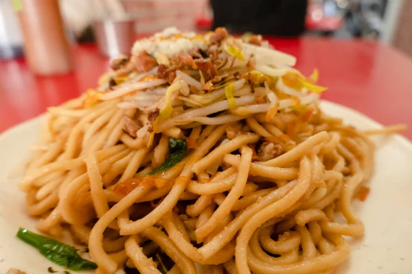 レストランのテーブルの上に台湾の乾燥油麺 — ストック写真