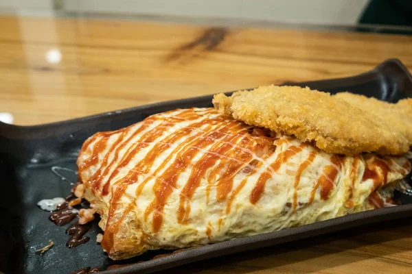 Deliciosa Omelete Arroz Japonês Uma Mesa Restaurante — Fotografia de Stock