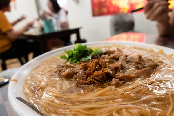 豚腸で細麺の台湾スナックを食べる — ストック写真