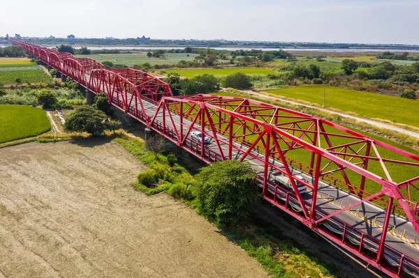 雲林県の川と農場に架かる赤い有名な西陵橋 — ストック写真