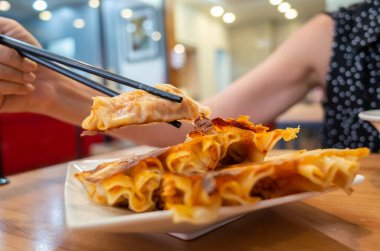 Tayvan 'da bir restoranda geleneksel Tayvan usulü kızarmış hamur köftesi.