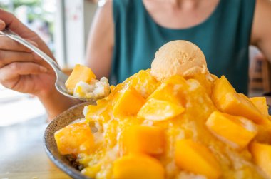 Tayvan 'da ünlü Tayvan aperatifleri ve renkli tatlı ile kesilmiş buz yemek.