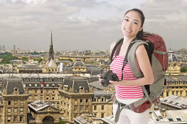 Backpacker met camera — Stockfoto