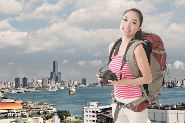 Backpacker with camera — Stock Photo, Image