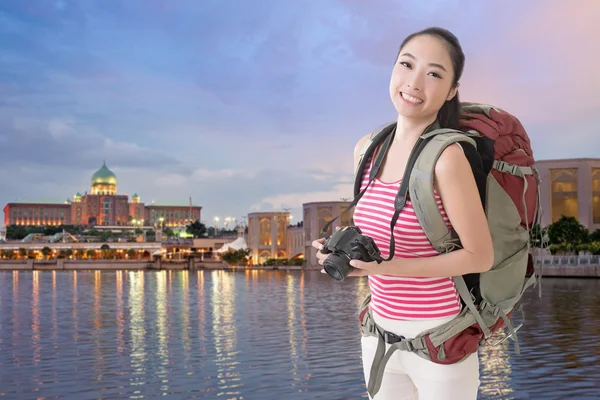 Backpacker with camera — Stock Photo, Image