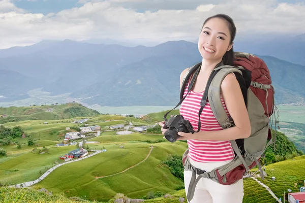 Backpacker with camera — Stock Photo, Image