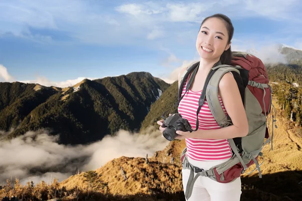 Backpacker with camera — Stock Photo, Image