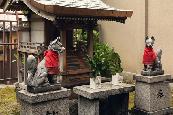 A pair of stone fox statues. — Stock Photo, Image