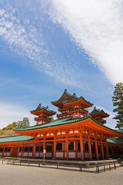 Zelená střecha heian jingu svatyně budovy. — Stock fotografie