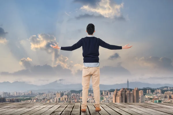 Looking the skyline of the city — Stock Photo, Image