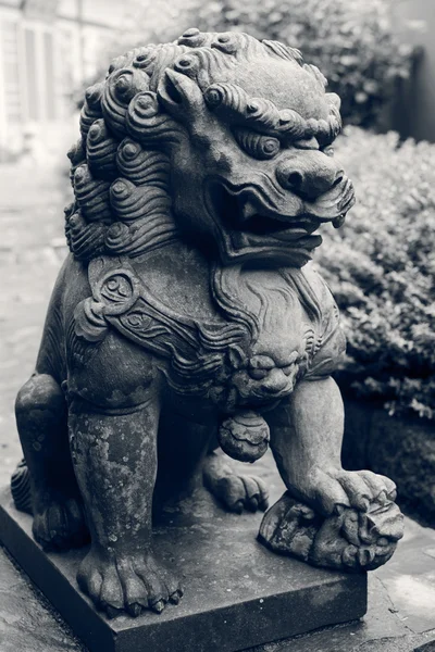 Statue lion en bronze — Photo