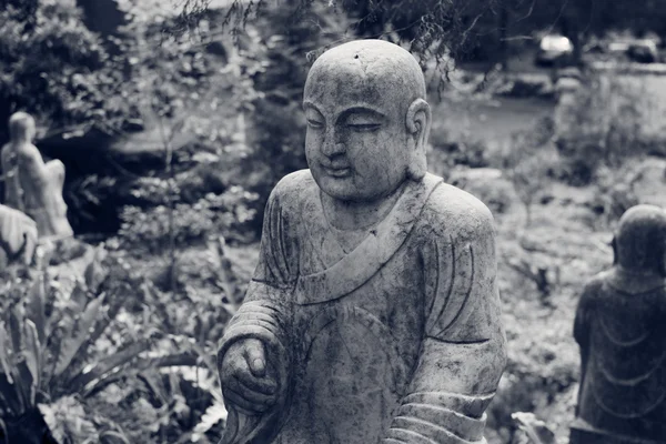 Zerstörte Statue ksitigarbha bodhisattva — Stockfoto