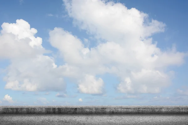 Бетонная земля с облачным небом — стоковое фото