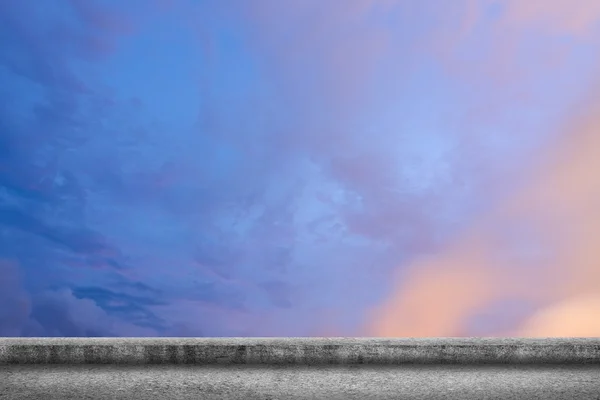 Бетонная земля с облачным небом — стоковое фото