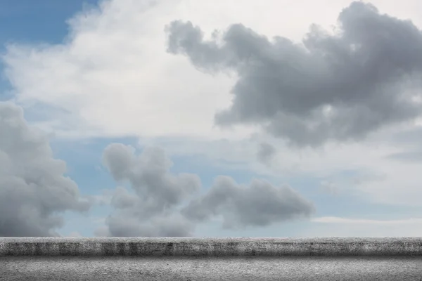 Suelo de hormigón con cielo nublado — Foto de Stock