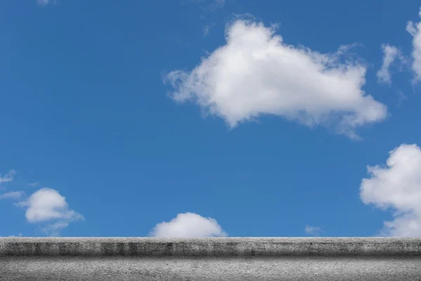Suelo de hormigón con cielo nublado —  Fotos de Stock