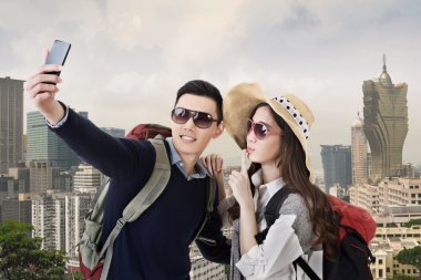 Asya çift seyahat ve selfie