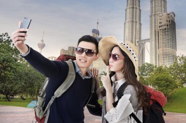 Asya çift seyahat ve selfie
