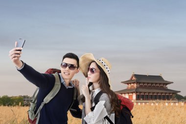 Asya çift seyahat ve selfie