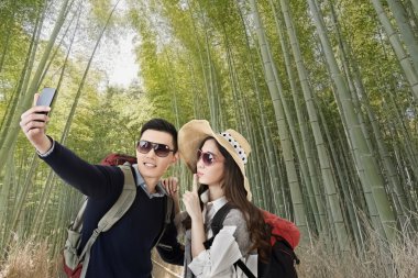 Asya çift seyahat ve selfie