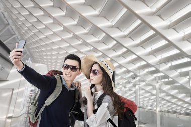 Asya çift seyahat ve selfie