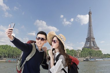 Asya çift seyahat ve selfie