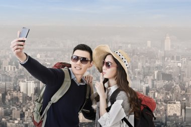 Asya çift seyahat ve selfie