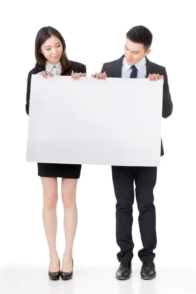 Geschäftsmann und Frau halten weiße Tafel in der Hand — Stockfoto