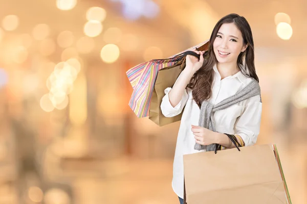 Asiatisk kvinna shopping — Stockfoto