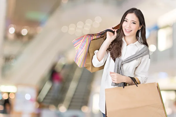 Asiatisk kvinna shopping — Stockfoto