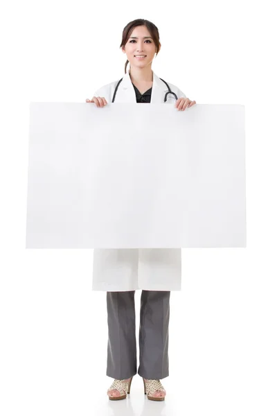 Médecin femme tenant tableau blanc — Photo