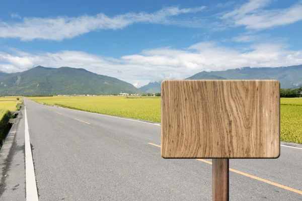 Signo de madera en blanco —  Fotos de Stock