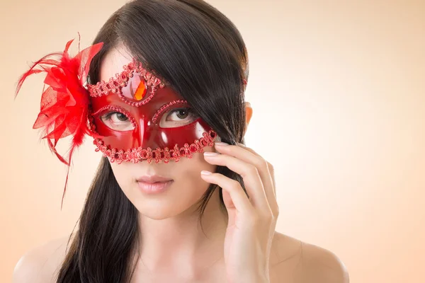 Femme dans un masque de carnaval — Photo