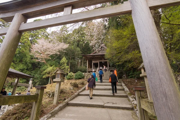 串本町立錦富神社に向かって歩いて観光客 — ストック写真