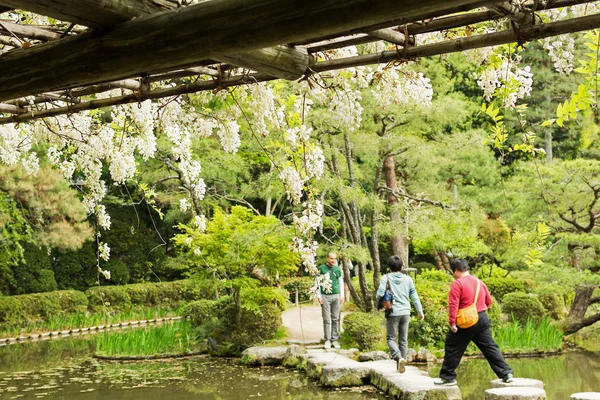 Sentiero Zen in pietra in un pone vicino al Santuario Heian . — Foto Stock