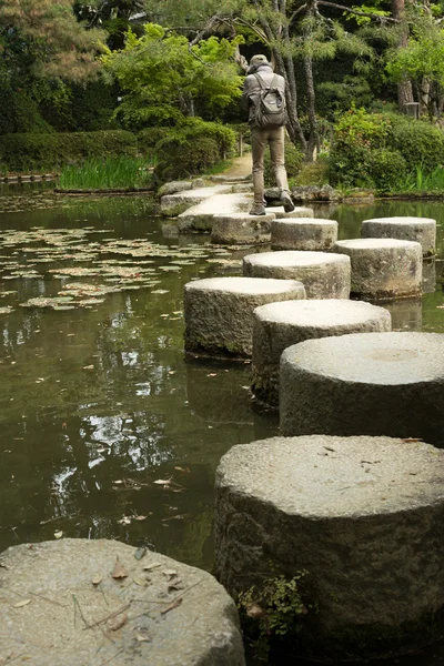 Zen stenen pad in een pone in de buurt van heian schrijn. — Stockfoto