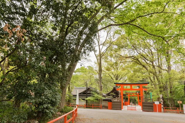 De ingang van tadasu geen mori (shimogamo schrijn) — Stockfoto